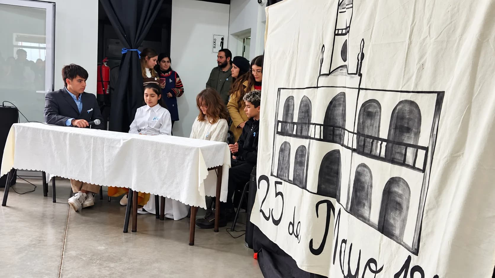 La escena del acto, con el Cabildo dibujado en el telón de fondo