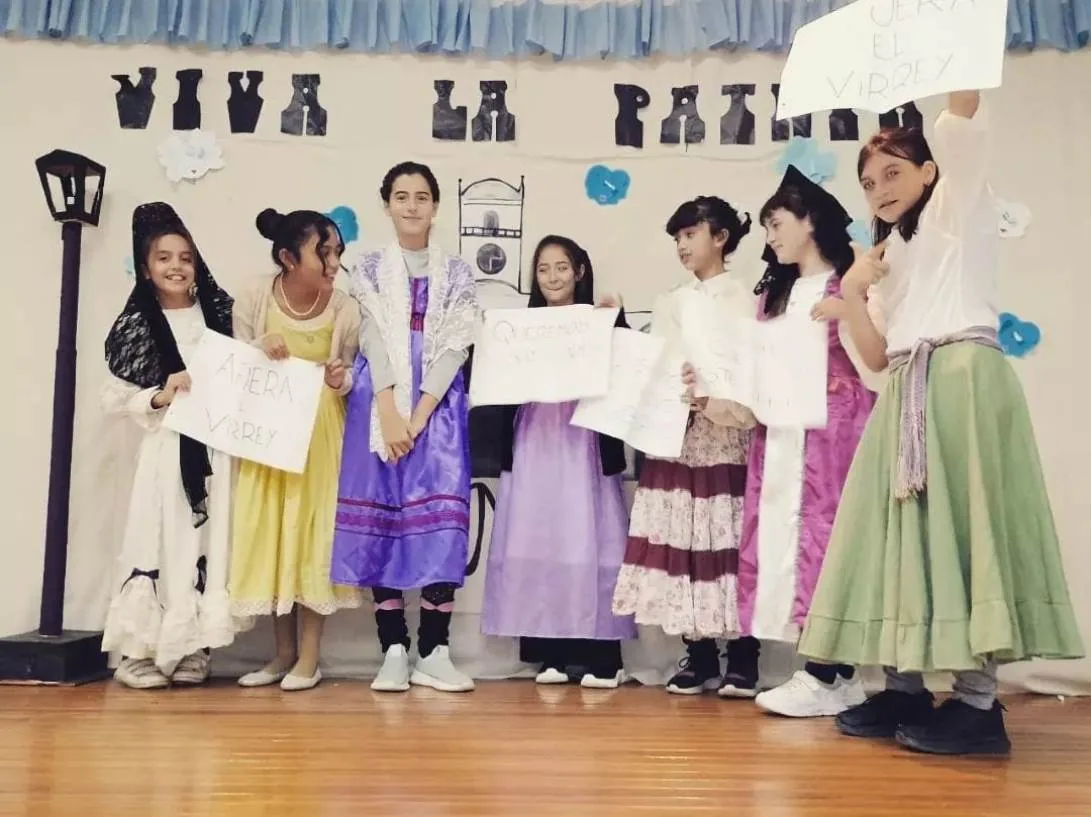 Alumnas de primaria con vestimenta de época en el acto del 25 de Mayo