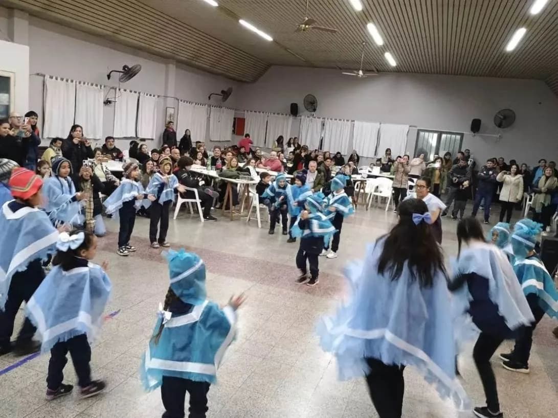 Alumnos con vestimenta de época durante un acto en el salón
