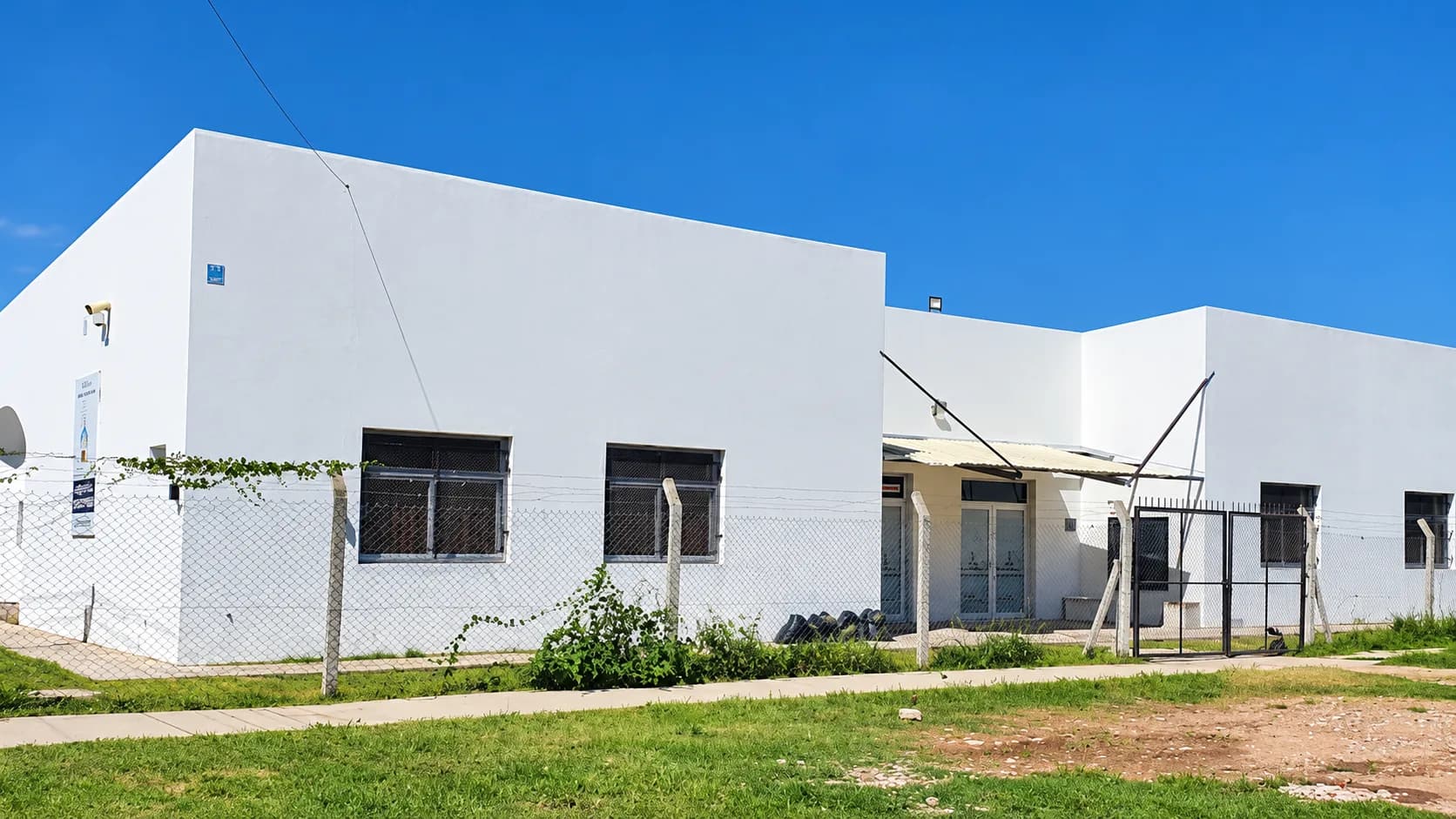 El edificio de la escuela, visto desde la esquina