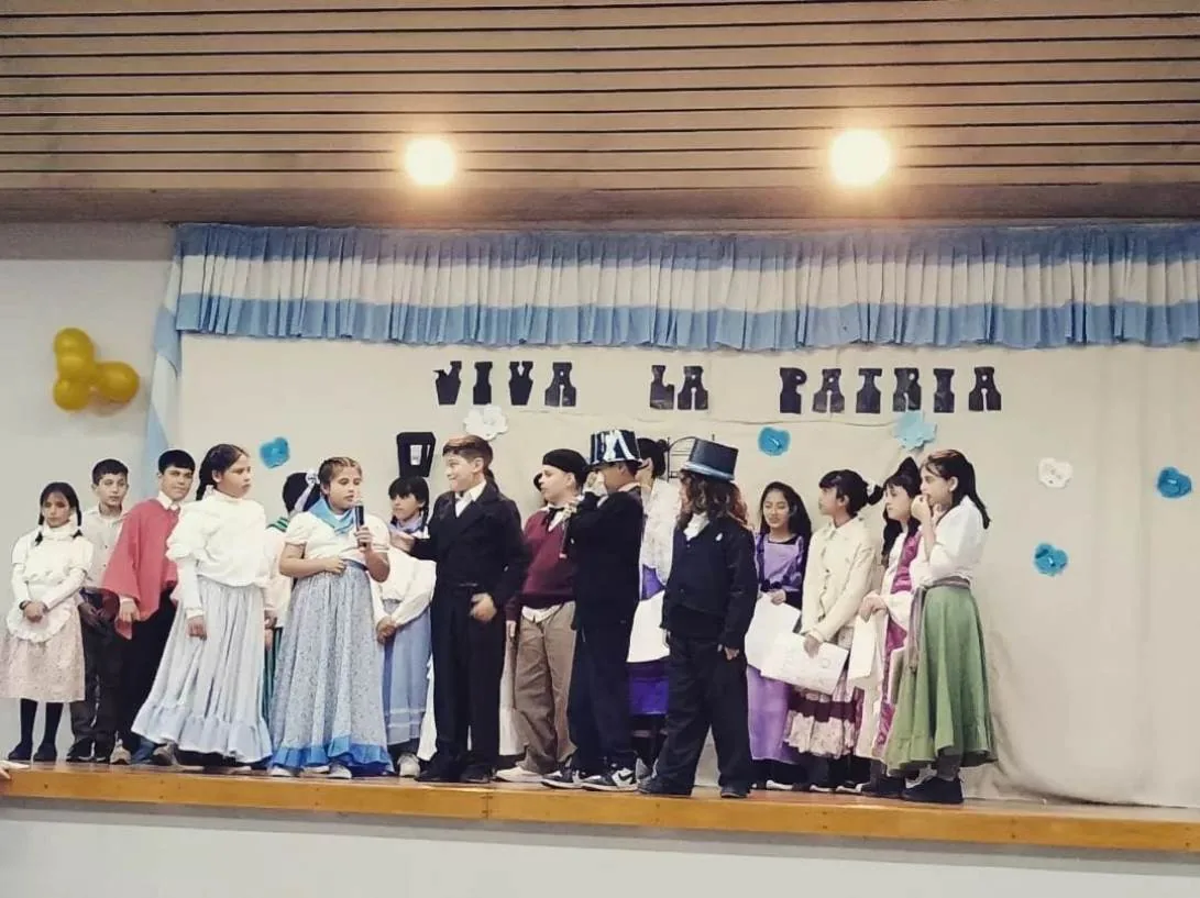 Alumnos reunidos en el salón durante la fiesta de egresados