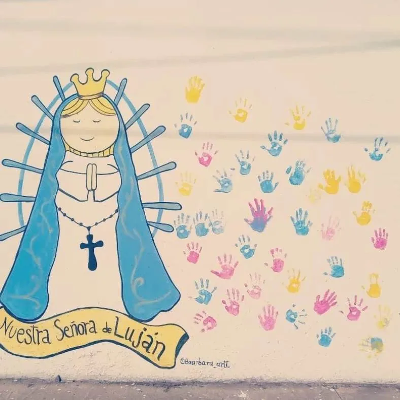 El mural de manos pintado por los alumnos del taller de arte