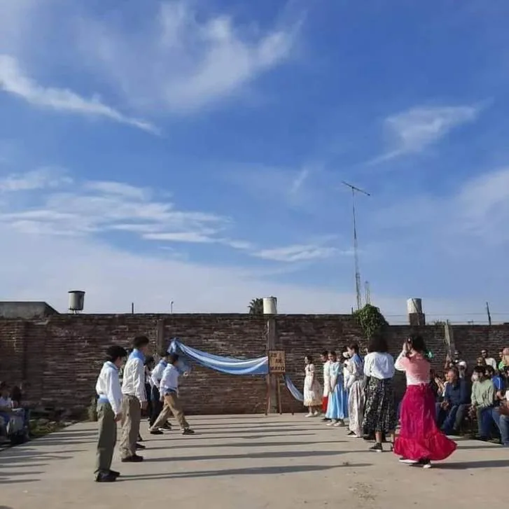 El patio de la escuela durante un acto al aire libre
