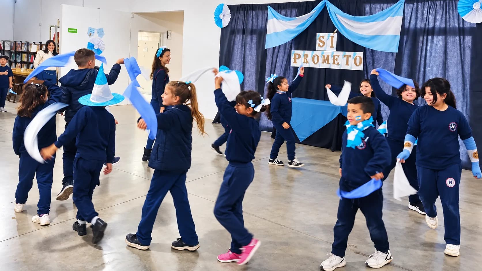 El acto de la promesa a la bandera, con los chicos bailando